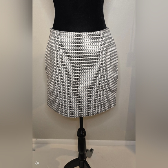 Ann Taylor White & Black Geometric Skirt Womens Size 6 - Picture 9 of 9